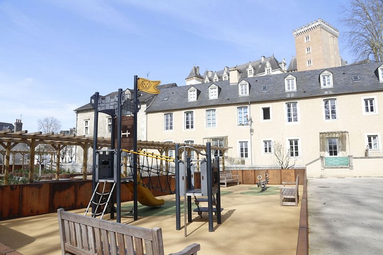 Aire de jeux place monnaie 03 - Pau Pyrénées Tourisme - PL