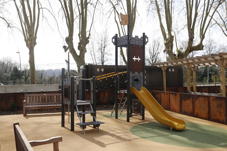 Aire de jeux place monnaie 02 - Pau Pyrénées Tourisme - PL
