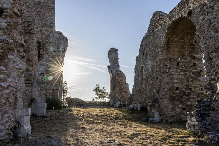 Soleil dans les ruines de Vière