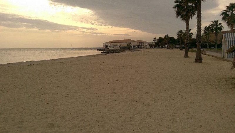 Plage du Tambourin qui se prolonge à l'Ouest vers le Port de Mèze