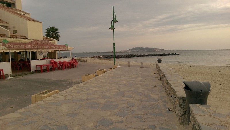 Plage du Tambourin qui se prolonge à l'Ouest vers le Port de Mèze