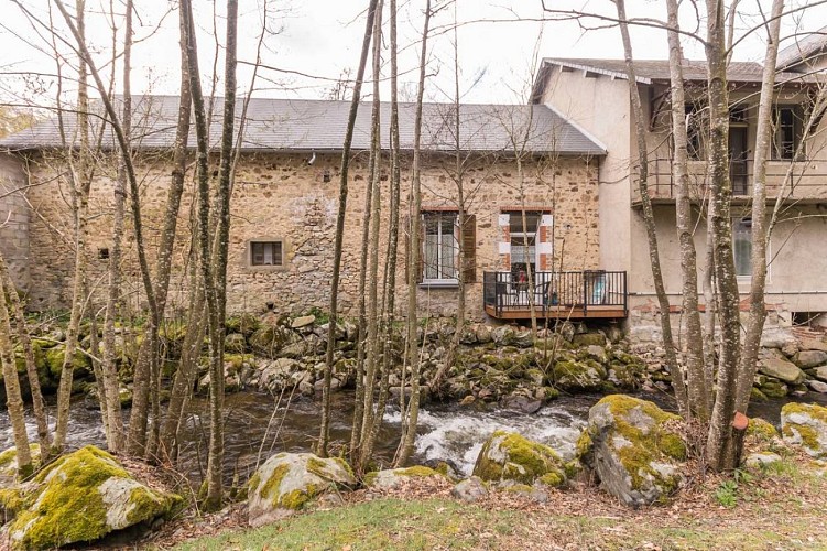 Façcade arrière le long de l'Yonne