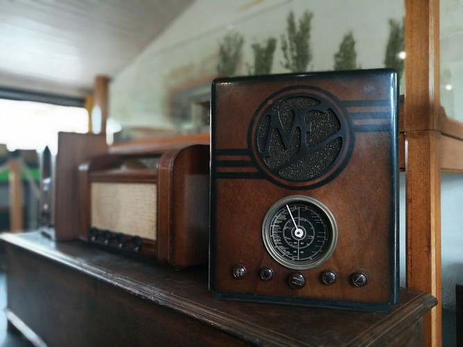 Collection de postes de radio au Moulin l'Abbé