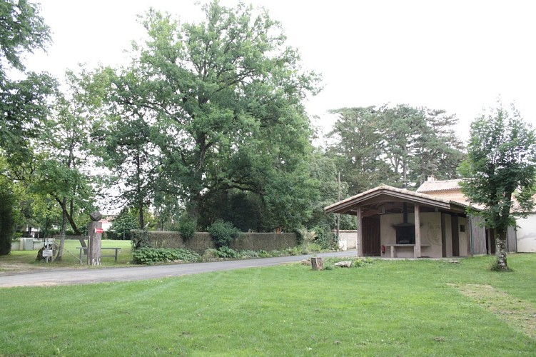 Camping-Lezay-Vue vers le parc et les sanitaires