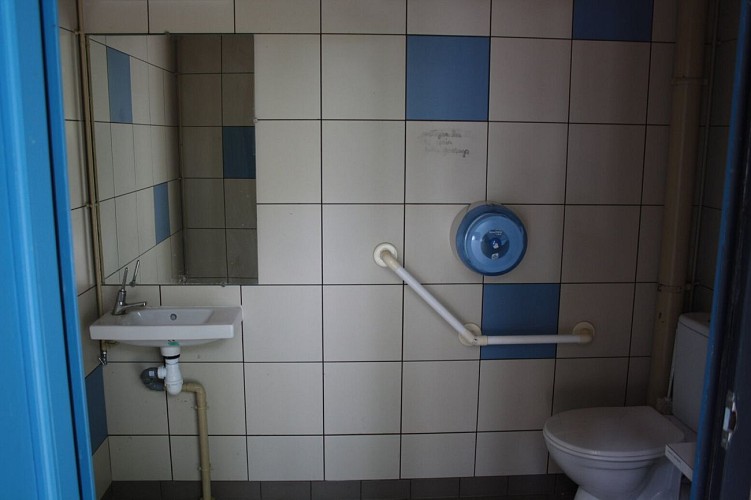 Camping-Lezay-Sanitaires PMR