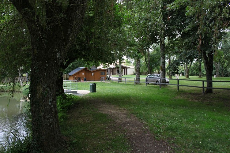 Camping-Lezay-Depuis etang de peche