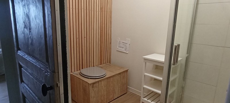 toilettes sèches, salle d'eau