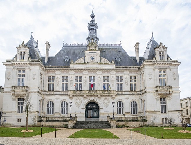 Hôtel de Ville, 1 place Martin Bastard