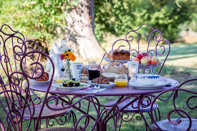 petit-déjeuner dans le jardin