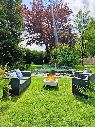 brasero et salon de jardin