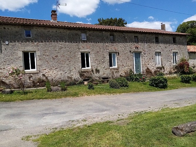 saint-andre-sur-sevre-gite-la-roche-du-halais