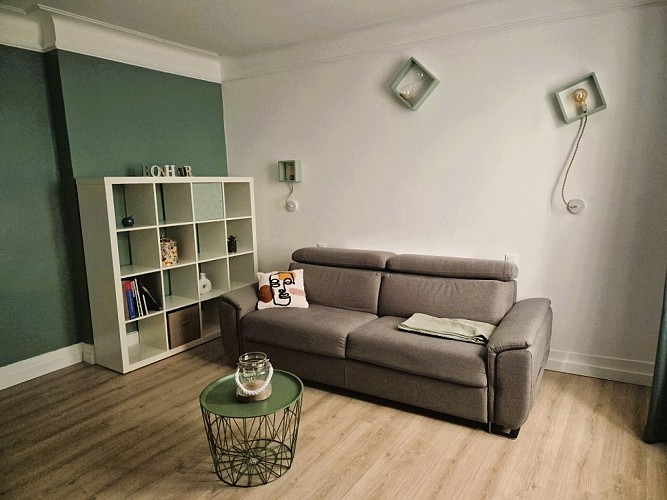 Salon avec TV et canapé convertible