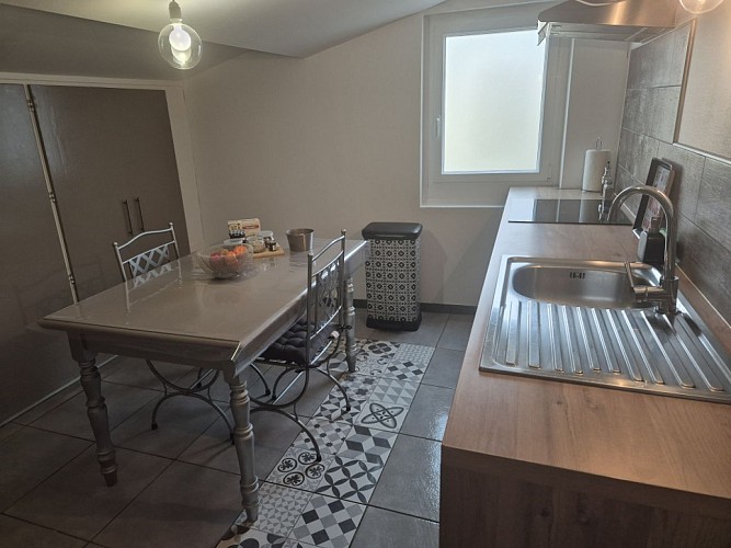 Cuisine séparée, équipée d'un four, d'un lave vaisselle, d'un combi congel...