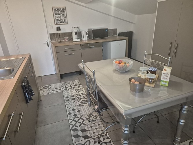 Cuisine séparée, équipée d'un four, d'un lave vaisselle, d'un combi congel...