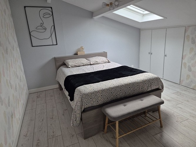 Chambre lit double, placards et penderie