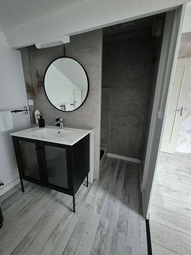Salle d'eau avec douche