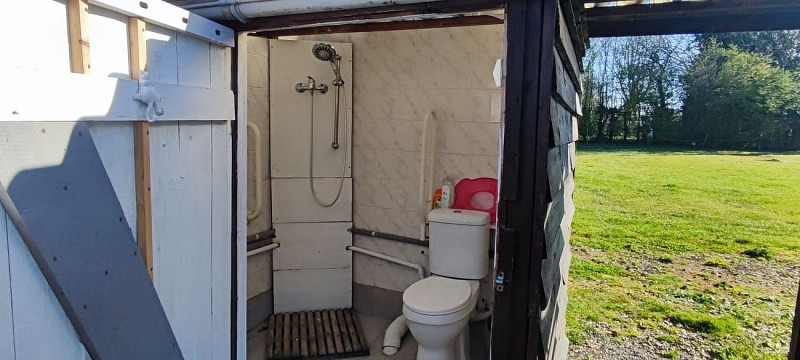 Cabane poppy sanitaires