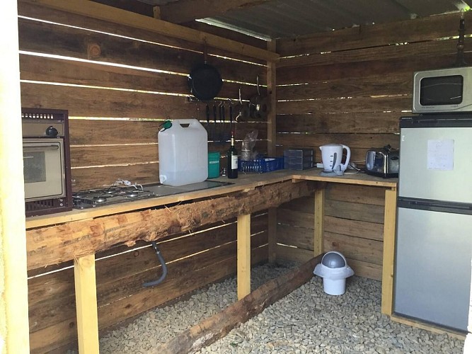 Camping la porte cuisine extérieure