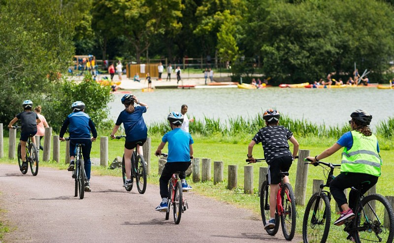 Vélos à la base de loisirs de Brûlon