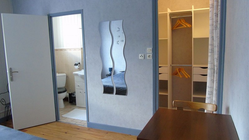 Chambre 2 avec salle de bain privée et dressing