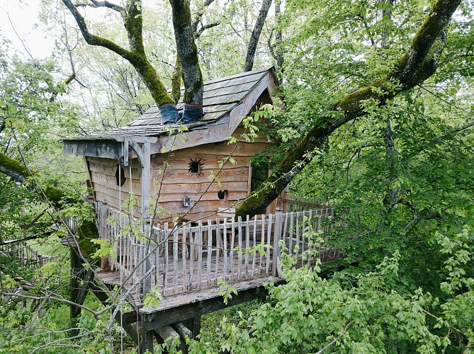 La cabane perchée - Colline de boutiès