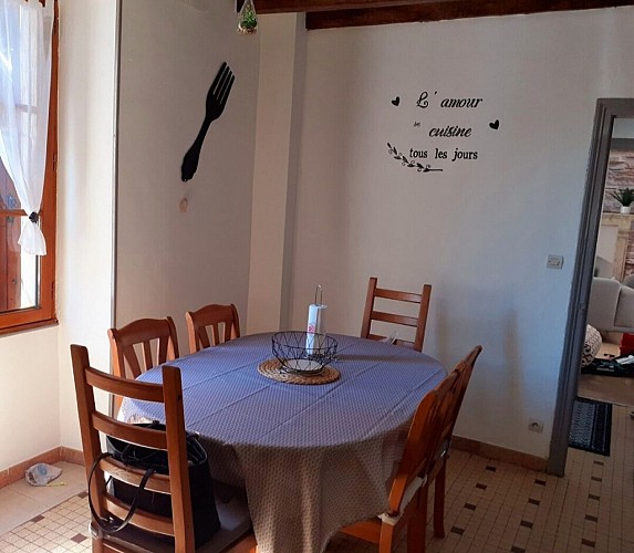 Les Aires Avoisiennes - table de cuisine