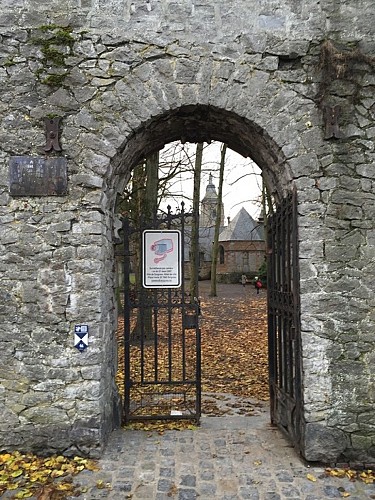 Le parc du Vieux-Cimetière et ses remparts