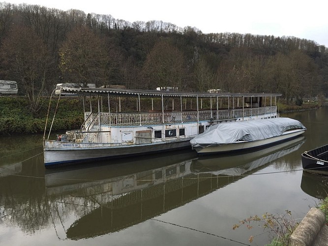 Le bateau-mouche « Touriste IV »