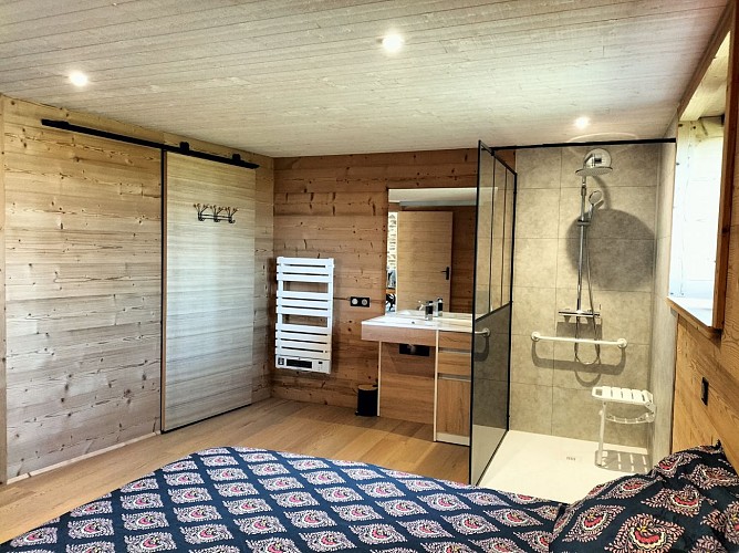 Chambre 1 avec la salle de bain