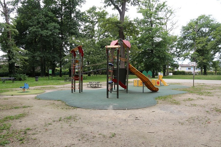 Aire de jeux Cadre Noir 07 - Pau Pyrénées Tourisme