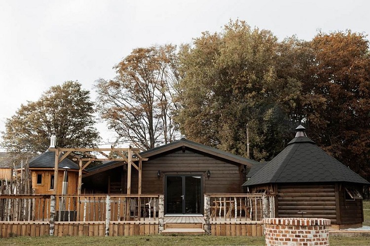Cabane à l'ombre des charmes