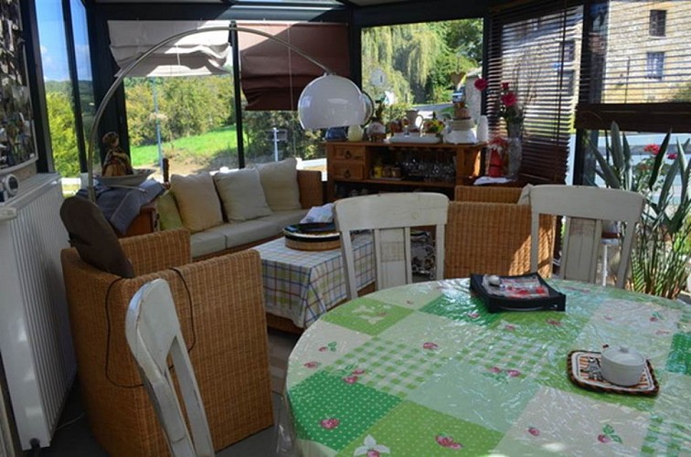 salle petit-déjeuner dans véranda