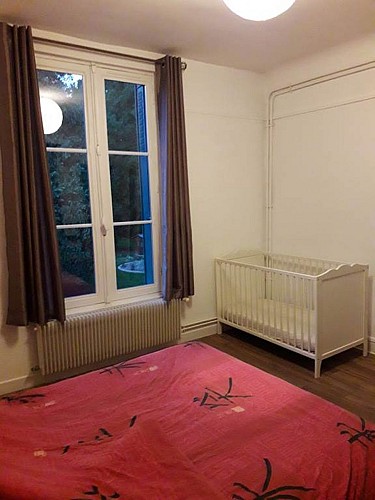 Chambre double et lit bébé