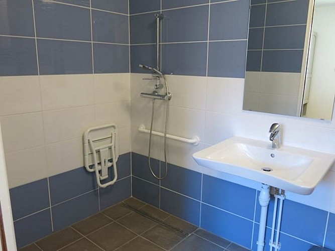 Gîte Nature et Sens : salle de bain pour PMR