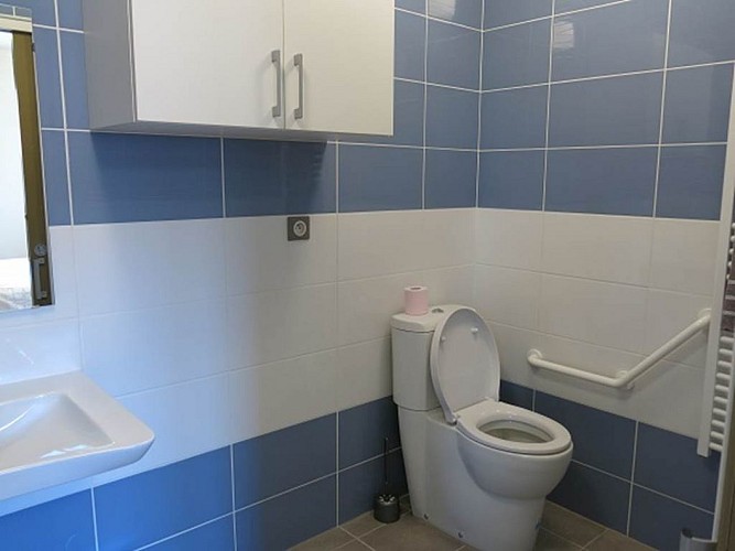 Gîte Nature et Sens : salle de bain pour PMR