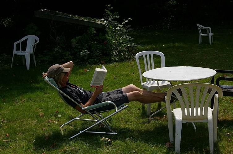 Profiter d'un bon livre dans le jardin