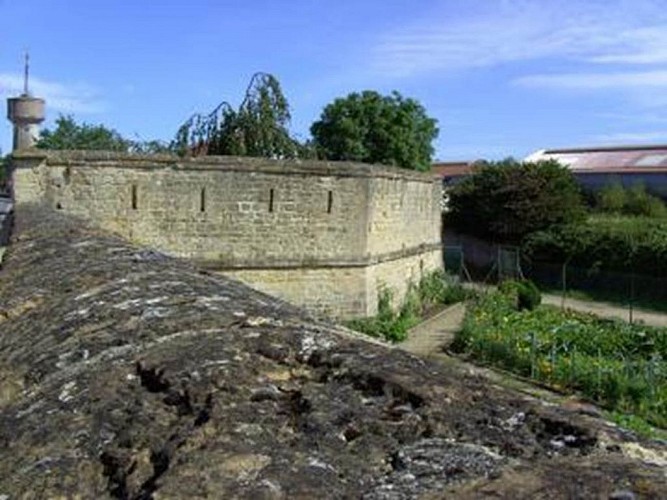 Corps de Garde - vestige de remparts du 14e siècle