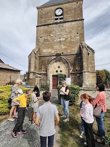 Groupe d'enfants devant l'église