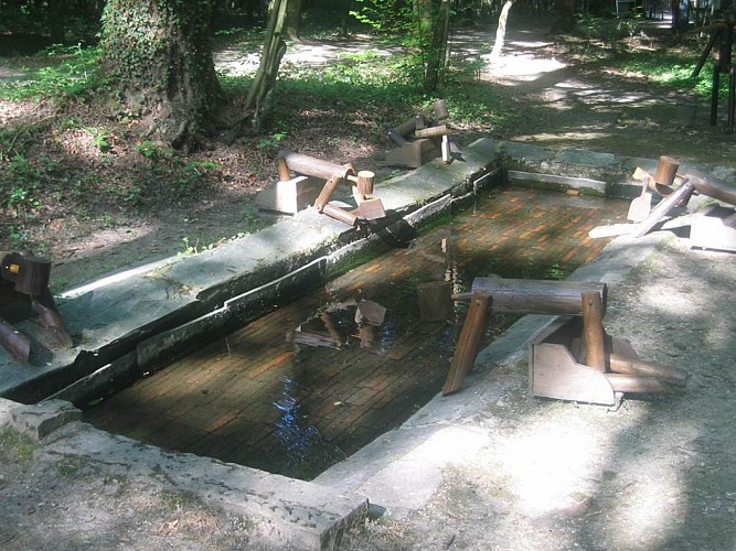 lavoir exterieur avec personnages en bois