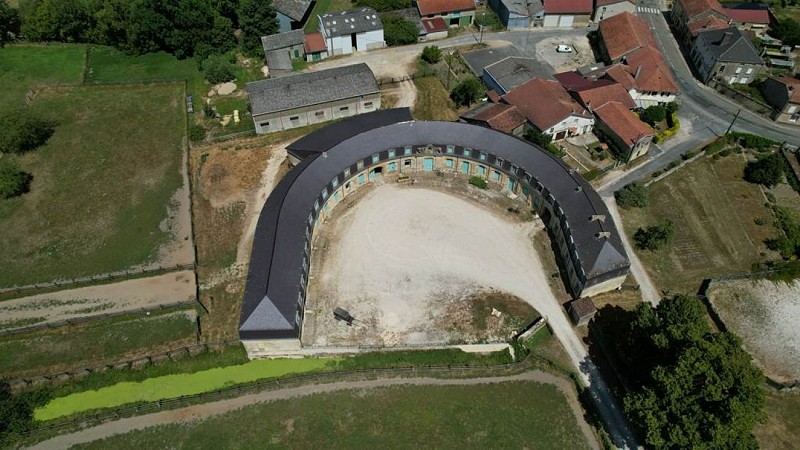 Au cœur d'un bâtiment en forme de fer à cheval !