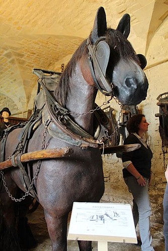 Maquettes et statues dans les anciens boxes