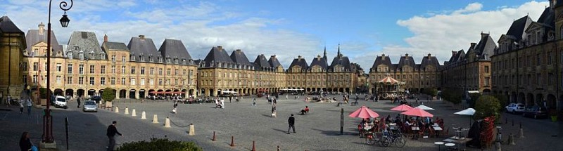Panoramique de la Place Ducale