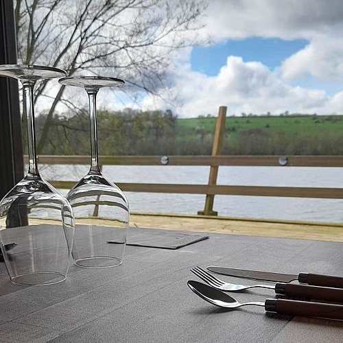 Table avec vue sur le lac