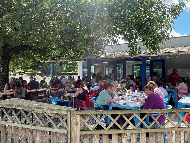 Terrasse du restaurant au camping Les Naïades