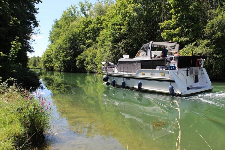 Au bord du Canal des Ardennes, à Asfeld