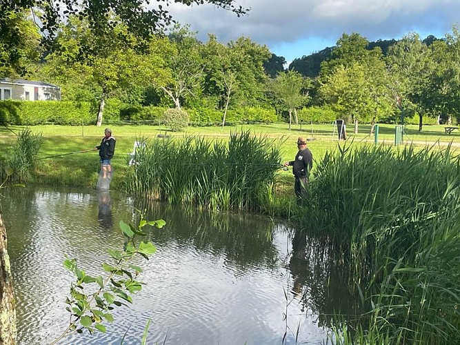 Pêche à l'étang du camping Les Naïades