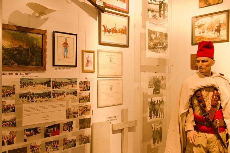 Musée des Spahis - statue et commémorations 