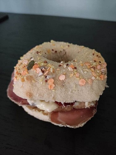 bagel tomme, jambon cru et tomates séchées