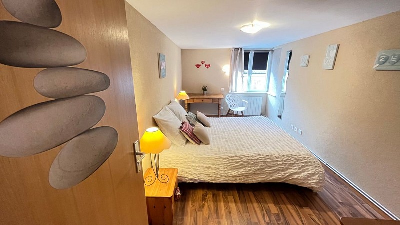 la chambre avec un grand lit 2 personnes