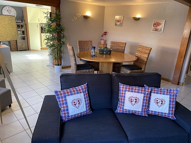 grand séjour lumineux ouvert sur une grande cuisine équipée